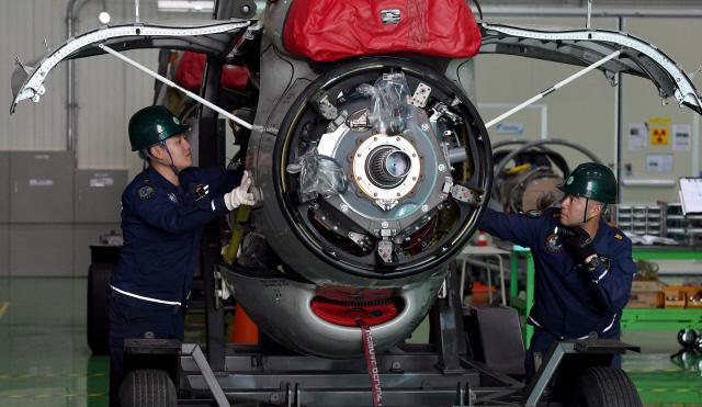 항공 기관 부사관들이 P-3 해상초계기의 ‘심장’인 엔진을 정비하고 있다. 사진=양동욱 기자