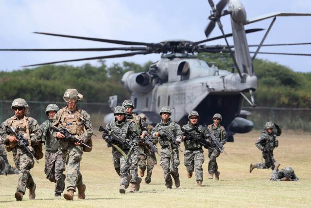 한국·미국·칠레·필리핀 해병대원 350여 명이 투입된 연합 상륙작전 공중돌격 훈련에서 한미 해병대원들이 목표 지점으로 이동하고 있다. 한재호 기자