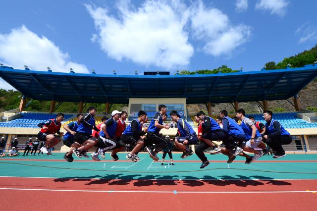 지난 5월 육군11사단이 개최한 ‘2018년 화랑사단 한마음체육대회’에서 장병들이 ‘일심동체’가 돼 줄넘기를 하고 있다. 리더십·임무형 지휘센터는 리더와 구성원 간에 올바른 소통은 상호 간 긍정적인 관계를 유지하게 하고, 조직의 공동목표를 달성시키는 원동력이 된다고 말한다. 국방일보 DB