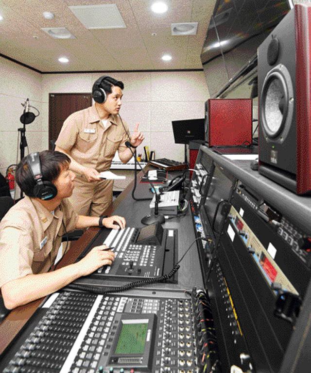 배준호(왼쪽) 중사와 채홍강 중사가 해군본부 미디어센터에서 홍보영상을 편집하고 있다.