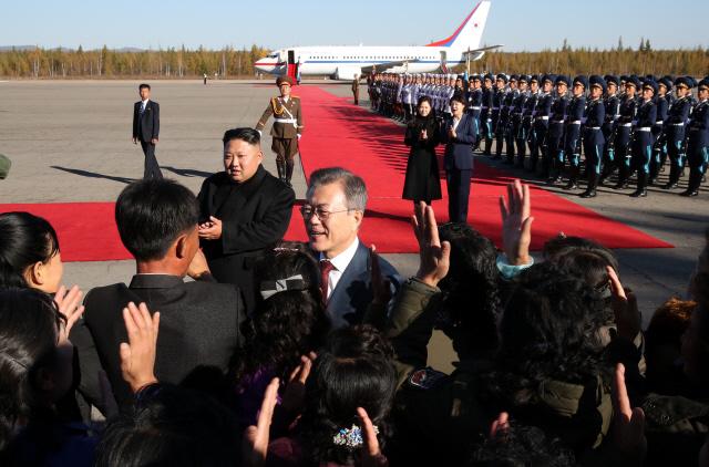 문재인 대통령과 북한 김정은 국무위원장이 20일 오전 백두산 방문을 위해 삼지연 공항에 도착해 의장대를 사열한 뒤 시민들의 환호를 받고 있다.  
 평양사진공동취재단