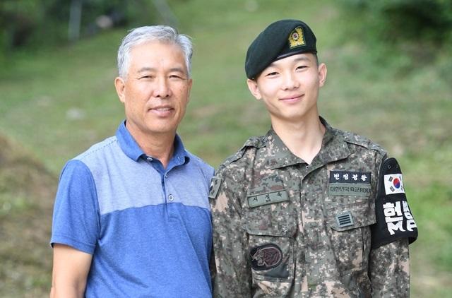 직계가족 입영제도를 통해 아버지가 근무했던 수색중대에서 근무하는 아들과 아버지. 조용학 기자