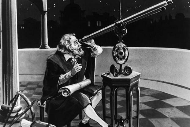 망원경으로 천체를 관측하는 갈릴레이.