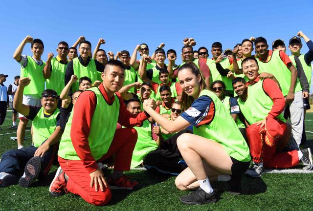 ‘2018 대한민국 해군 국제관함식’에 참가한 12개국 300여 명의 세계 해군 장병들이 13일 민군복합항 인근 운동장에서 친선 체육 활동에 앞서 우의를 다지고 있다.  해군 제공