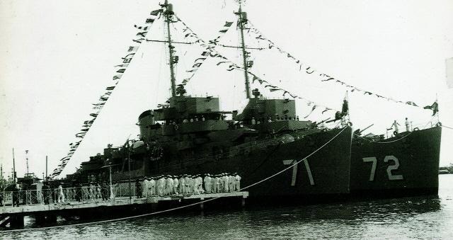 DE급 호위구축함 경기함(왼쪽)과 강원함. 1960년대 중반까지 한국 해군의 주력 전투함으로 활약한 두 함정은 뛰어난 기동력과 사격 능력을 바탕으로 수많은 해상 대침투 작전에서 승전보를 전했다.