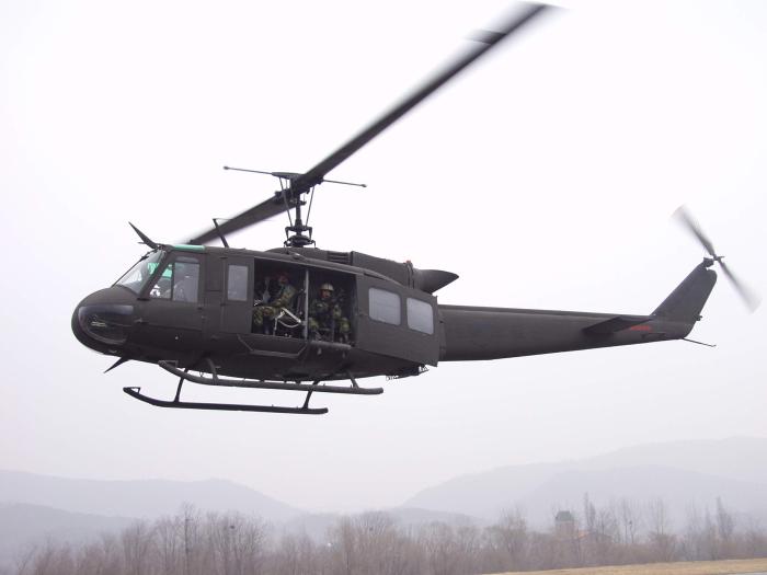 육군이 운용하고 있는 UH-1H. 특공여단 장병들과 공중강습훈련을 하고 있다.