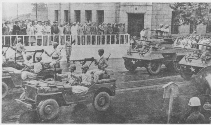 6·25전쟁 전 육군 독립기갑연대의 지프와 M8 장갑차(오른쪽)가 시가를 행진하고 있다. 