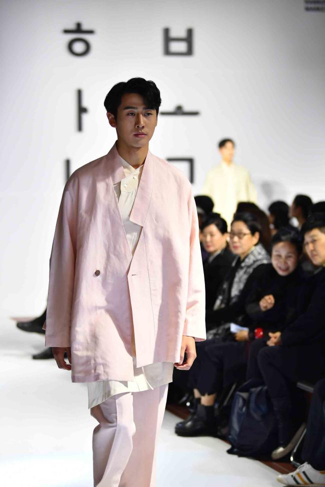 지난달 20일 서울 성수동 에스팩토리의 한복가을상점에서 열린 ‘한복디자인 프로젝트’ 에서 기성복 부문 금상을 수상한 박지현 씨 작품. 한복진흥센터 제공