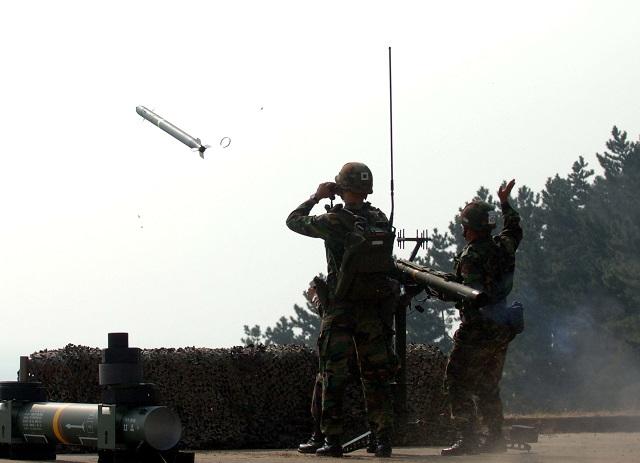 2007년 10월 26일 충남 안흥사격장에서 육군25사단 장병들이 목표물을 향해 신궁을 발사하고 있다. 국방일보 DB