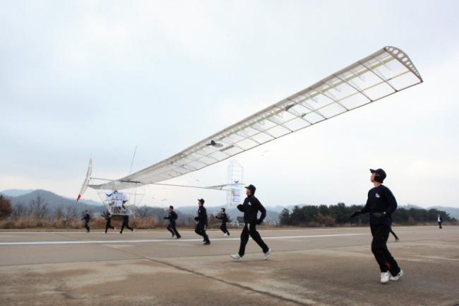 공군사관학교 항공우주공학과 교수진을 중심으로 구성된 제작팀이 개발한 인력비행기가 활주로에서 시험비행을 하고 있다. 사진 = 공군사관학교