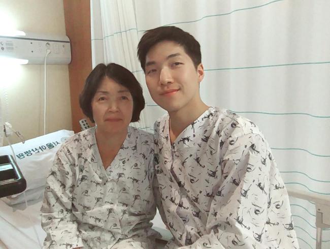 김기남 중위가 6일 간이식 수술을 하기에 앞서 어머니와 함께 사진을 찍고 있다. 부대 제공
