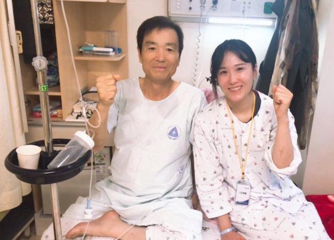 이다정 중사가 6일 아버지와 함께 성공적인 수술을 기원하며 파이팅을 외치고 있다. 부대 제공