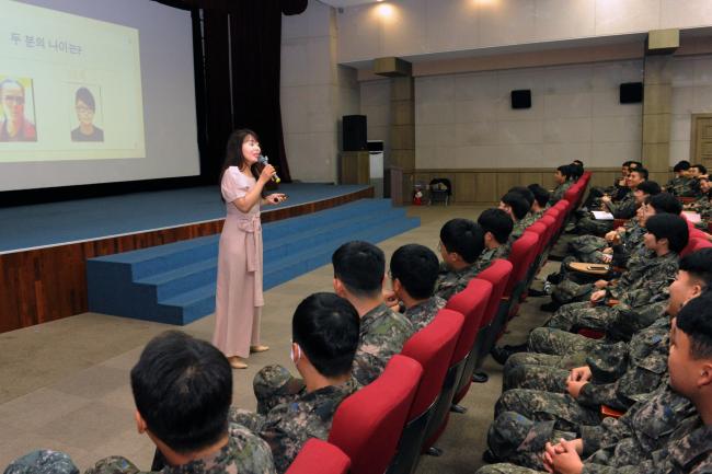 공군작전사령부가 오산기지 부사관 250여 명을 대상으로 진행한 ‘사고예방교육’에서 특별강사로 초청된 죠이풀강연연구소 김세미 대표가 잘못된 음주문화의 폐해를 설명하고있다. 부대 제공