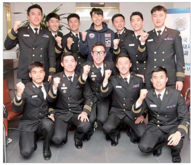 손흥민 선수와 73기 해군사관생도들이 파이팅을 외치며 기념 촬영하고 있다. 사진 제공=이도기 상사