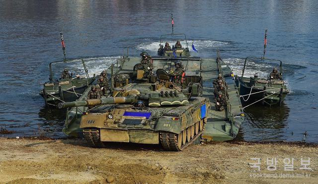 2017년 11월 남한강에서 문교를 이용, 도하하는 T-80U 전차. 