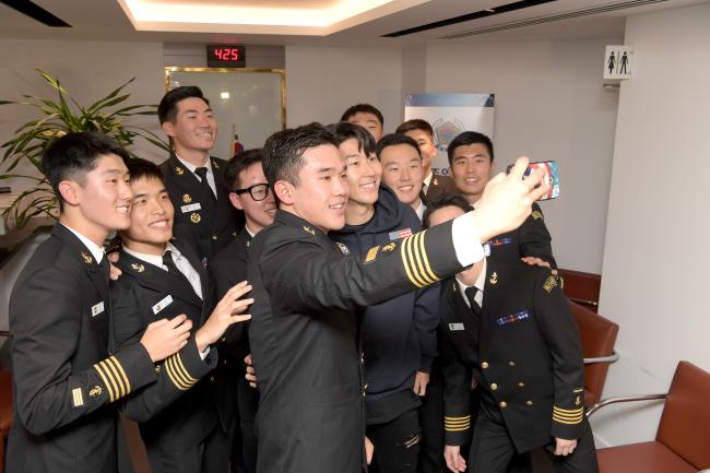 11일 오후 6시(현지시간) 주영국  대한민국 대사관에서 73기 해군사관생도들이 손흥민 선수와 스마트폰 셀카를 찍으며 즐거워하고 있다.   사진 제공=이도기 상사