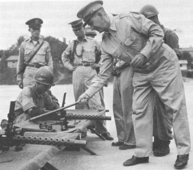 1948년 8월 15일부터 1950년까지 초대 주한미군사고문단(KMAG) 사령관을 지낸 윌리엄 로버츠(William S. Roberts) 준장이 한국군의 기관총 조작 훈련을 살펴보는 모습.