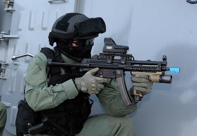 해군 UDT/SEAL 대원이 MP5 기관단총을 들고 대테러 훈련을 하고 있다. 