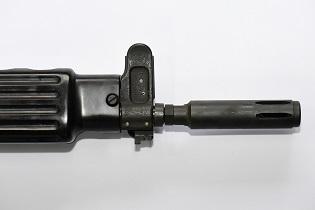 K1A는 짧은 총열로 휴대성을 높였다. K1의 나팔형 소염기에서 개량된 K1A의 소염기는 우상향으로 화염을 분출하게 설계됐다. 가늠쇠의 형상도 K2 소총과 차이가 있다.