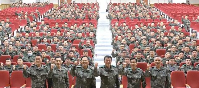 최영철(왼쪽 넷째) 육군교육사령관이 지난 20일 육군훈련소에서 개최한 ‘2018년 신병교육발전 대토론회’를 마치고 참석자들과 단체사진을 찍고 있다.   부대 제공