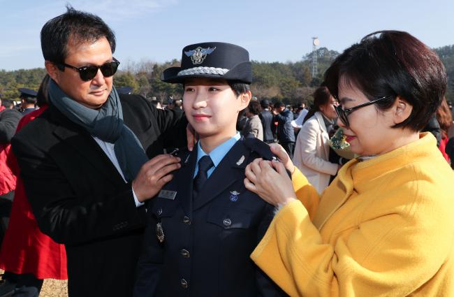 본지 인턴기자 출신 송하란 소위 부모님이 송 소위의 어깨에 계급장을 달아주고 있다. 사진=이경원 기자 