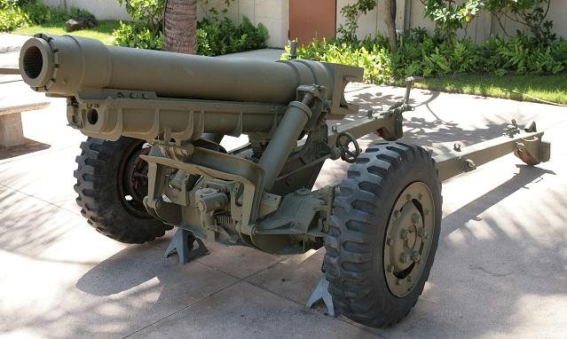 하와이에 위치한 미국 육군박물관 내에 전시된 M3 105mm 곡사포. 사진 = 위키피디아.