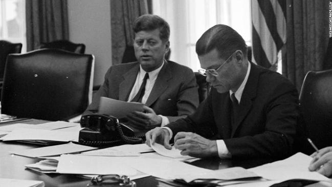1962년 쿠바 미사일 위기 당시의 맥나마라(오른쪽)와 케네디 대통령.  필자 제공