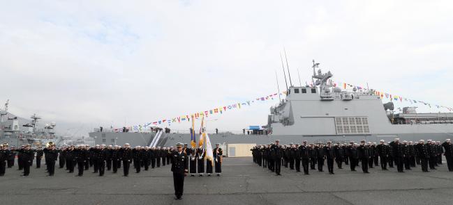 해군 신형상륙함(LST-II) 네 번째 함정인 4900톤급 ‘노적봉함’의 취역식이 열린 3일 진해해군기지에서 승조원들이 경례하고 있다. 한재호 기자