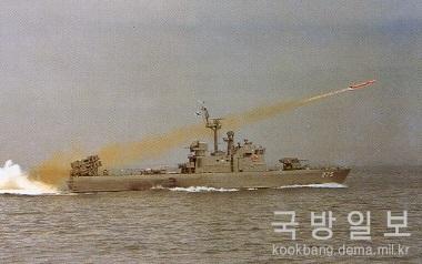 해군 함정에서 발사되고 있는 해룡 유도탄. 사진 = 국방과학연구소.