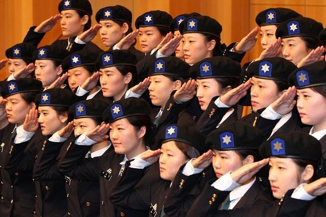 여자대학으로서는 최초로 창설된 숙명여대 학군단의 첫 후보생들. 