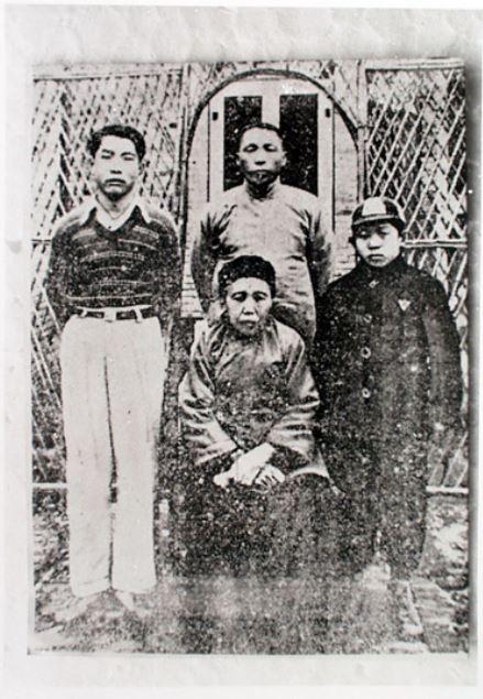 1934년 남경의 김구 가족(오른쪽부터 시계방향으로 김신, 곽낙원, 김인, 김구).