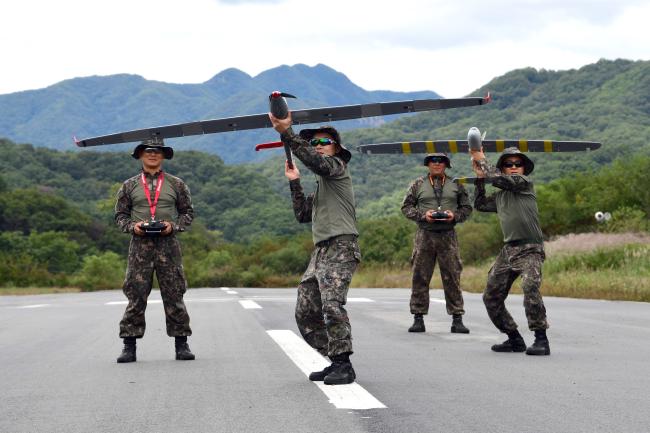 육군은 12일 드론·UAV 운용, 사이버·정보체계 운용, 특임보병 등 5대 게임체인저 및 특수전력 정예화의 핵심 3개 특기 부사관에 대한 최종 합격자 167명을 선발했다고 밝혔다. 사진은 지난 10월 1일 창설된 ‘드론봇 전투단’ 소속 드론봇 전사들이 주둔지 일대 활주로에서 드론 운용 기술을 숙달하고 있는 모습.  조종원 기자