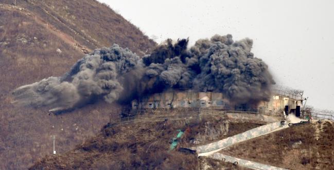 남북군사합의 가운데 하나인 DMZ 내 감시초소 철수를 이행하기 위해 중부전선에 위치한 우리 측 GP(왼쪽)가 지난 11월 15일 폭파되고 있다. 양동욱기자  
