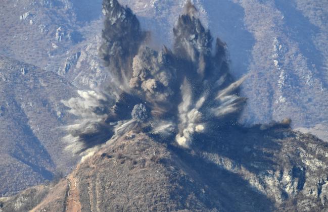 중부전선의 북측 GP가 지난 11월 20일 폭파되고 있다. 조용학 기자