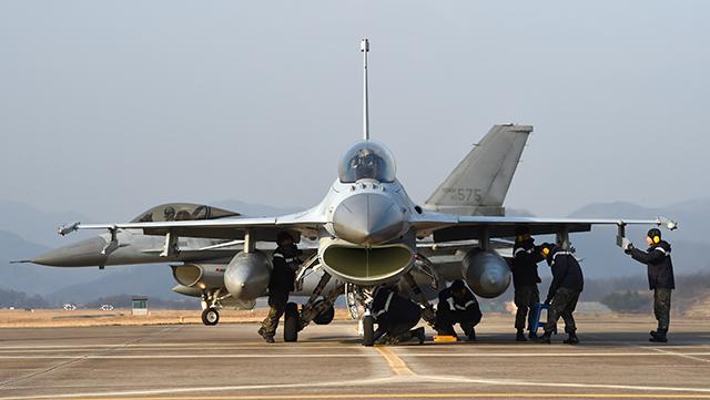 공군19전비 정비사들이 주 활주로에서 출격을 앞둔 F-16 전투기의 최종기회점검을 하고 있다. 사진=조용학 기자