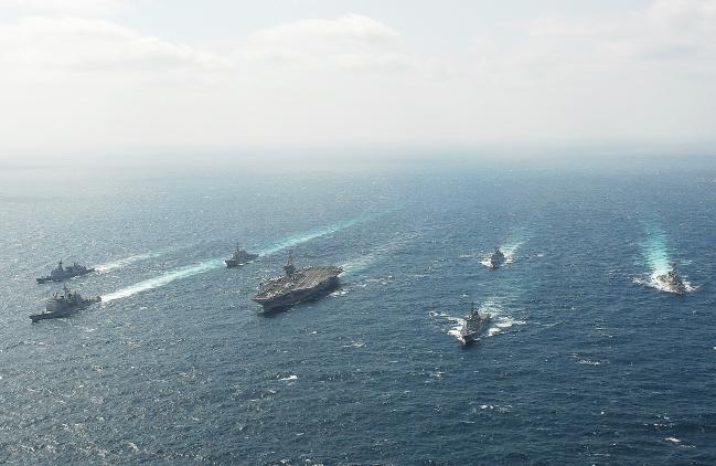 2009년 키리졸브/독수리 연습 후 대한민국 해군의 최신예 이지스함인 7600톤급 세종대왕함(DDG·왼쪽 사진의 오른쪽 아래)과 미 항공모함 존 C 스테니스함(가운데)을 주축으로 연합 해상기동훈련을 하고 있는 모습과 2016년 3월 키리졸브/독수리(KR/FE) 연습의 일환으로 부산 해군작전사령부에 입항한 미 해군의 항공모함 존 C 스테니스함(오른쪽 사진).  해군작전사령부 제공/국방일보 DB