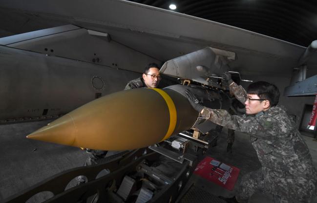공군19전비 무장사들이 엄체호에서 출격을 앞둔 F-16 전투기에 합동직격탄(JDAM)을 장착하고 있다. 사진=조용학 기자