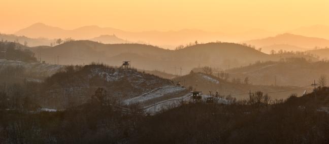 2017년 1월 23일 경기도 연천군 육군5사단 지역 철책 너머의 일몰 모습.  국방일보 DB