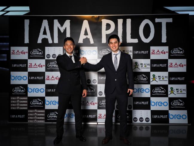 영화 ‘I AM A PILOT’ 시사회에서 히바(오른쪽) 감독과 두 손을 맞잡고 기뻐하고 있다.  
 사진 제공=김병준 작가