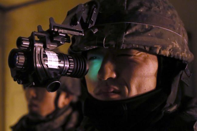 축구팀 이태희 상병이 야간 투시경을 이용해 경계근무를 하고 있다. 사진=한재호 기자