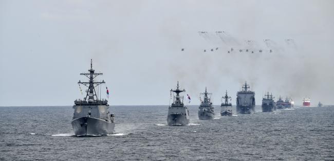 지난해 10월 제주도 남방 해상에서 열린 ‘2018 대한민국 해군 국제관함식’에서 우리 해군 함정들이 힘차게 기동하고 있다.   조용학 기자   