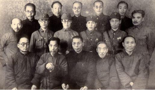 건국강령을 발표한 국무위원들(앞줄 오른쪽부터 차리석 이시영 김구 조완구 박찬익, 맨 뒷줄 왼쪽부터 조성환 조소앙).