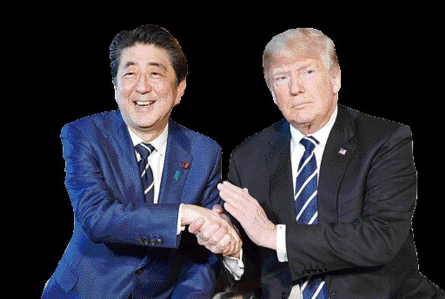 트럼프(오른쪽) 미국 대통령과 아베 일본 총리가 2018년 4월 17일 미국 플로리다주 팜비치 소재 트럼프 대통령 개인 소유 마라라고 리조트에서 악수하고 있다. 연합뉴스