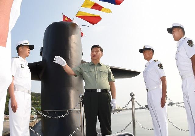 시진핑 중국 국가주석(가운데)이 작년 6월 11일 인민해방군 북부전구 해군 시찰 중 최신예 핵잠수함 ‘창정(長征)-16’함에 올라 함내를 시찰하고 있다. 연합뉴스