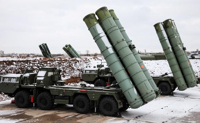 러시아 방공미사일 S-400이 우크라이나 국경 인근에 배치돼 있다. 이 미사일은 중국 등에 수출될 것으로 알려져 있다.  연합뉴스