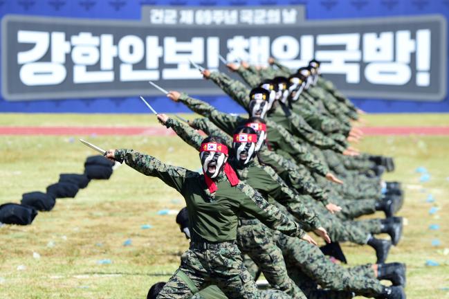 9공수특전여단 특전사 대원들이 69주년 국군의 날 행사에서 특공무술 시범을 보이고 있다.  한재호 기자