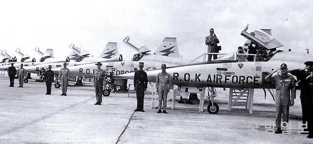 1965년 4월 공군 10전투비행단에서 열린 도입식에서 도열해 있는 F-5전투기들.