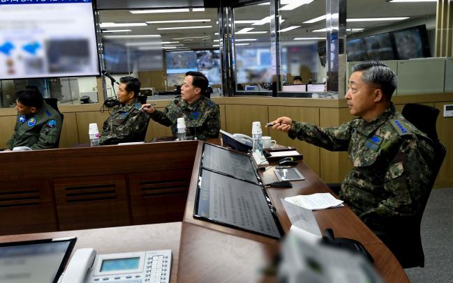 이왕근(맨 오른쪽) 공군참모총장이 16일 스마트비행단 시범기지인 서산기지 전투지휘소에서 지휘결심 가시화 체계를 살펴보고 있다.  공군 제공