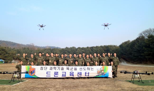 육군이 처음으로 배출한 ‘드론 운용/정비 특기병’이 정보학교에서 교육을 마친 후 기념 촬영을 하고 있다.  부대 제공