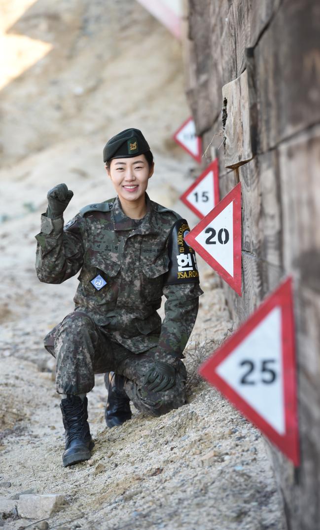 JSA경비대대 창설 이래 최초의 여군 대원으로 임무를 수행 중인 성유진 중사가 부대 내 리버티벨 즉각조치 사격장에서 사거리표를 정비하며 파이팅을 외치고 있다.